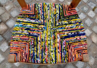 Assise de chaise retissée en bandes de coton imprimé multicolore, paillage tissu