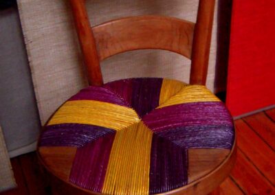 Chaise dont l'assise est rempaillée en étoile avec de la paille de seigle jaune et violette
