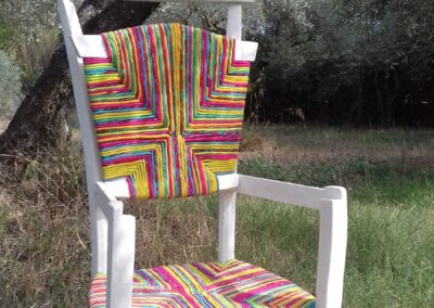 Prie-Dieu ancien peint en blanc, assise et dossier retissés en bandes de coton coloré