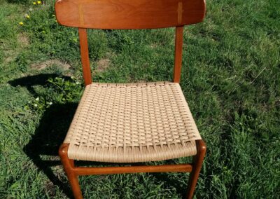 Chaise scandinave en teck à l'extérieur, assise retissée en corde danoise