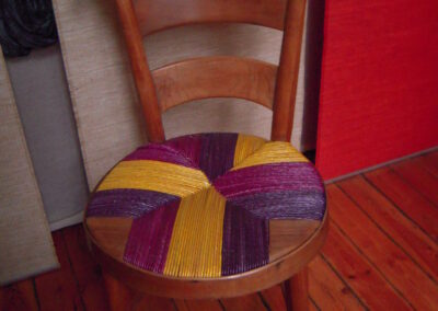 Chaise rempaillée en paille de seigle enrobée, assise ronde à motif d'étoile jaune et violet